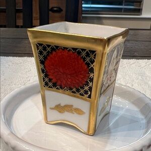 1961-74 Chrysanthemum Abbeydale Duffield Derbyshire Bone China Mini Vase England